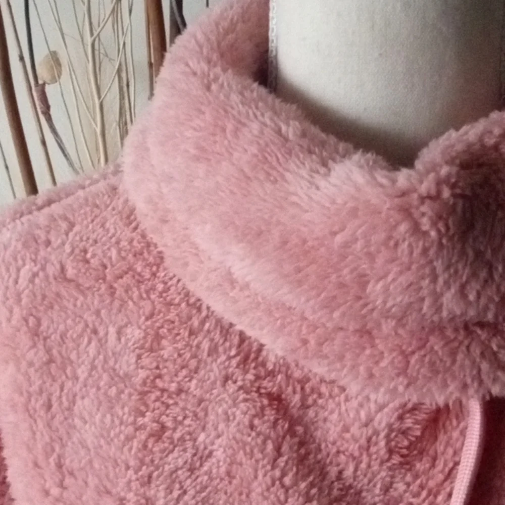 Furry pink sweater size small - Picture 2 of 4